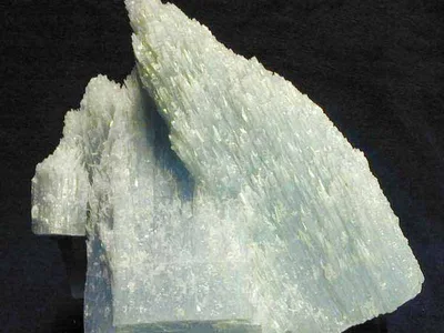 Natural gypsum rock used for powder production
